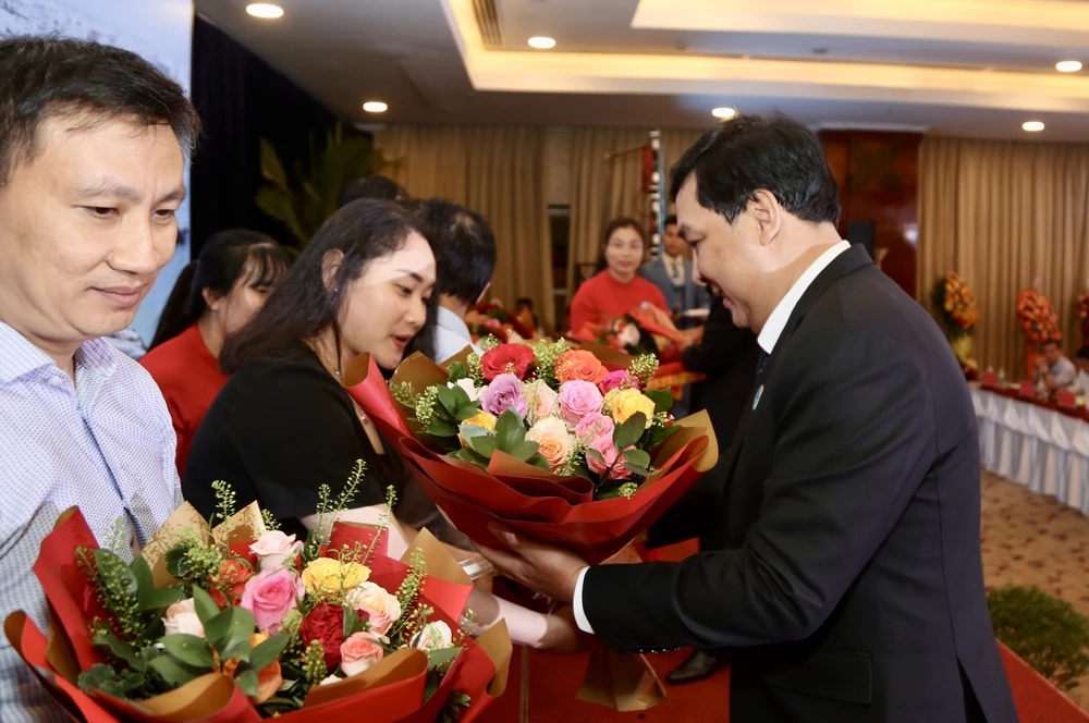 Phó Tổng biên tập Báo Pháp Luật TP.HCM Nguyễn Thái Bình tặng hoa cảm ơn các nhà tài trợ của chương trình. Ảnh: HOÀNG GIANG