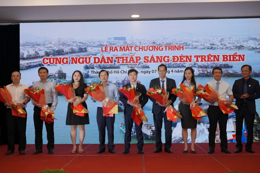 Phó Tổng biên tập Báo Pháp Luật TP.HCM Nguyễn Đức Hiển tặng hoa cảm ơn các nhà tài trợ của chương trình. Ảnh: MINH HOÀNG