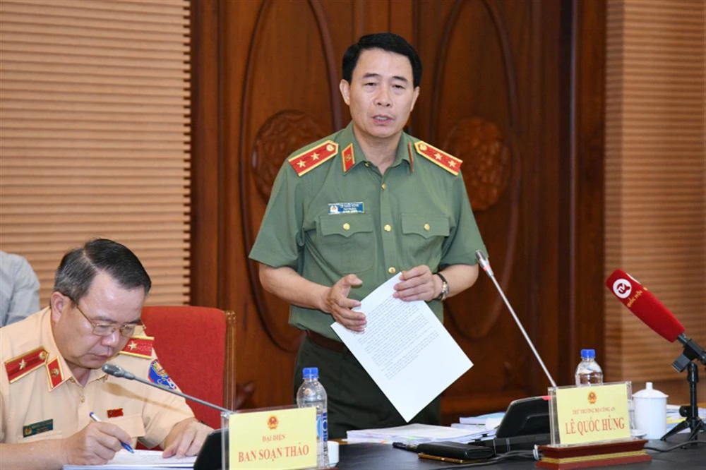 Thứ trưởng Bộ Công an Lê Quốc Hùng phát biểu tại phiên họp. Ảnh: BCA