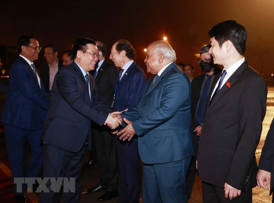 Chủ tịch Quốc hội Vương Đình Huệ cùng các thành viên Đoàn đại biểu cấp cao Quốc hội tại sân bay quốc tế Nội Bài. Ảnh: TTXVN