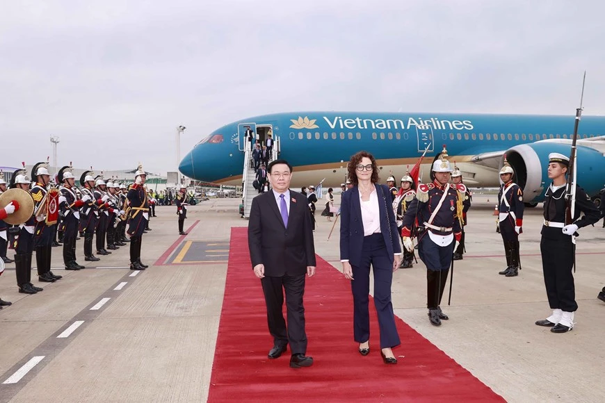 Lễ đón Chủ tịch Quốc hội Vương Đình Huệ tại sân bay quốc tế Ministro Pistarini (Ezeiza Airport) thủ đô Buenos Aires, Argentina. Ảnh: TTXVN