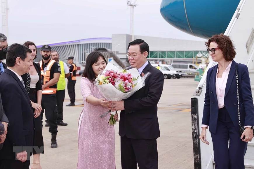 Lễ đón Chủ tịch Quốc hội Vương Đình Huệ tại sân bay quốc tế Ministro Pistarini (Ezeiza Airport) thủ đô Buenos Aires, Argentina. Ảnh: TTXVN