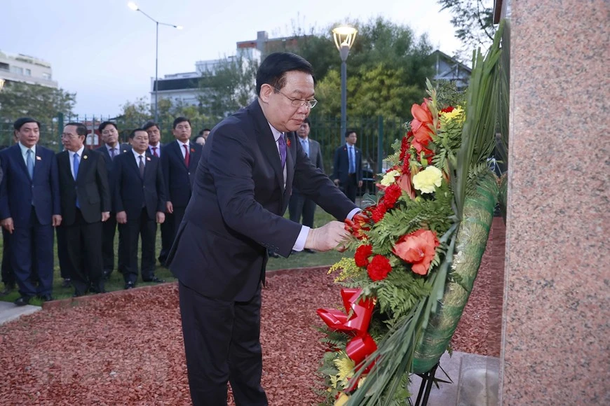 Chủ tịch Quốc hội Vương Đình Huệ đặt vòng hoa tại Tượng đài Chủ tịch Hồ Chí Minh. Ảnh: TTXVN