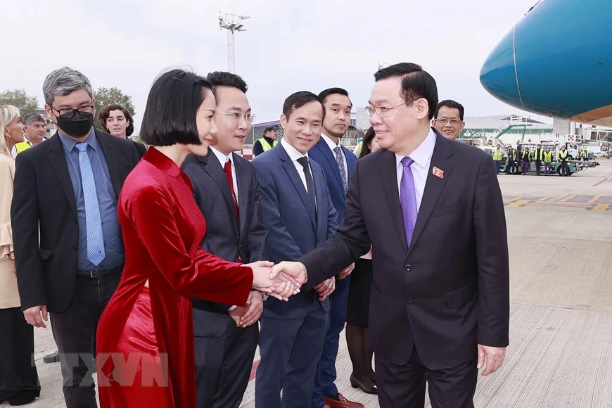 Lễ đón Chủ tịch Quốc hội Vương Đình Huệ tại sân bay quốc tế Ministro Pistarini (Ezeiza Airport) thủ đô Buenos Aires, Argentina. Ảnh: TTXVN