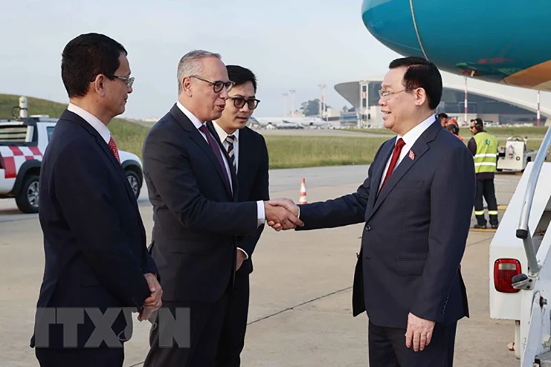 Lễ đón Chủ tịch Quốc hội Vương Đình Huệ tại sân bay quân sự, thủ đô Montevideo. Ảnh: TTXVN