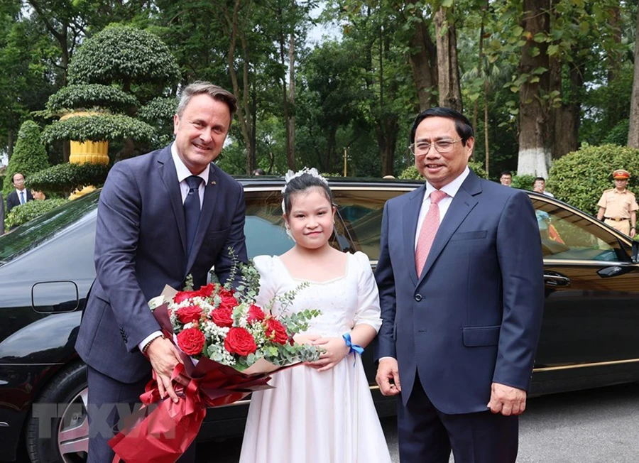 Thiếu nhi Thủ đô chào mừng Thủ tướng Đại Công quốc Luxembourg Xavier Bettel thăm chính thức Việt Nam. Ảnh: TTXVN