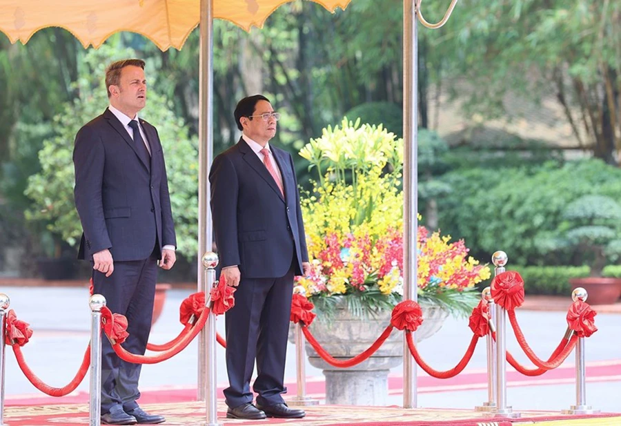 Thủ tướng Phạm Minh Chính và Thủ tướng Đại Công quốc Luxembourg Xavier Bettel nghe quân nhạc cử Quốc thiều hai nước. Ảnh: TTXVN