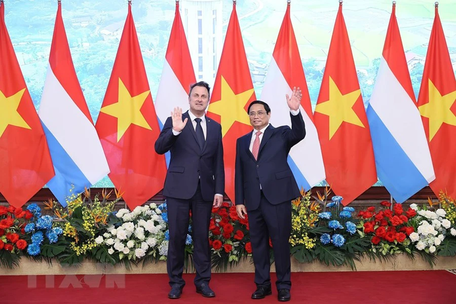 Thủ tướng Phạm Minh Chính và Thủ tướng Đại Công quốc Luxembourg Xavier Bettel chụp ảnh chung. Ảnh: TTXVN