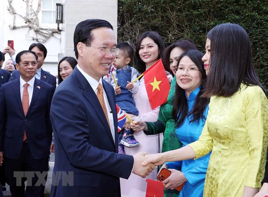 Chủ tịch nước Võ Văn Thưởng với cán bộ, nhân viên Đại sứ quán và đại diện cộng đồng người Việt Nam tại Anh. Ảnh: TTXVN