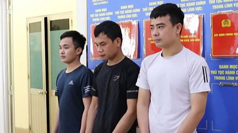 Phan Văn Tài, Phan Văn Trọng, Phùng Văn Minh tại cơ quan điều tra. Ảnh: CA