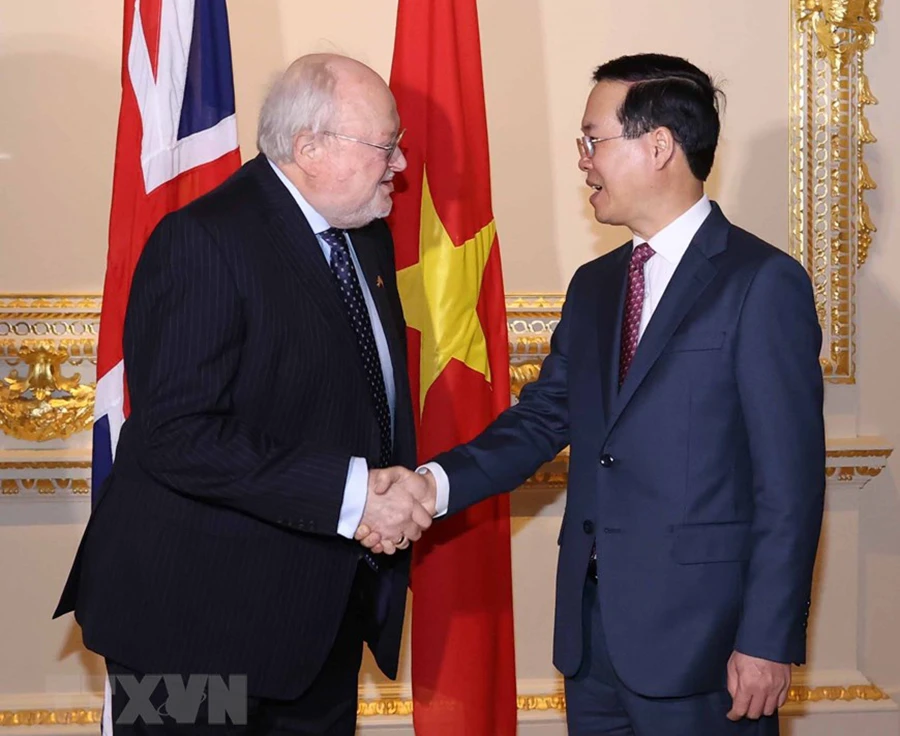 Chủ tịch nước Võ Văn Thưởng với Phái viên của Thủ tướng Anh về hợp tác giáo dục đại học quốc tế Sir Steve Smith. Ảnh: TTXVN