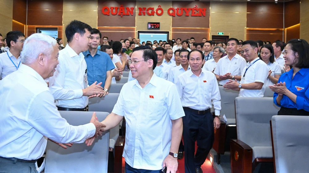 Chủ tịch Quốc hội Vương Đình Huệ với các cử tri tại quận Ngô Quyền, Hải Phòng. Ảnh: BÁO NHÂN DÂN Chủ tịch Quốc hội Vương Đình Huệ với các cử tri tại quận Ngô Quyền, Hải Phòng. Ảnh: BÁO NHÂN DÂN