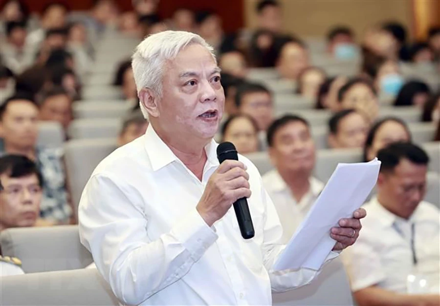 Cử tri Lê Vũ Thành nêu ý kiến về công tác phòng, chống tham nhũng, tiêu cực hiện nay. Ảnh: TTXVN Cử tri Lê Vũ Thành nêu ý kiến về công tác phòng, chống tham nhũng, tiêu cực hiện nay. Ảnh: TTXVN