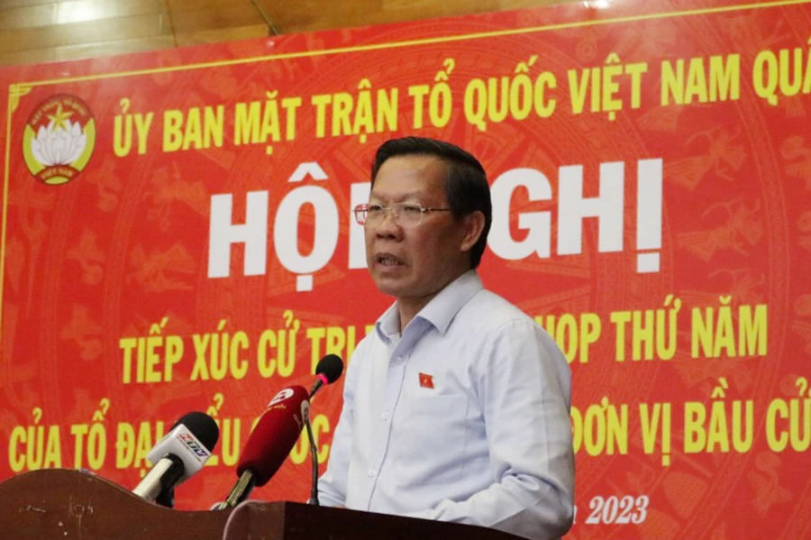 Chủ tịch UBND TP.HCM Phan Văn Mãi trả lời ý kiến của cử tri. Ảnh: THANH TUYỀN