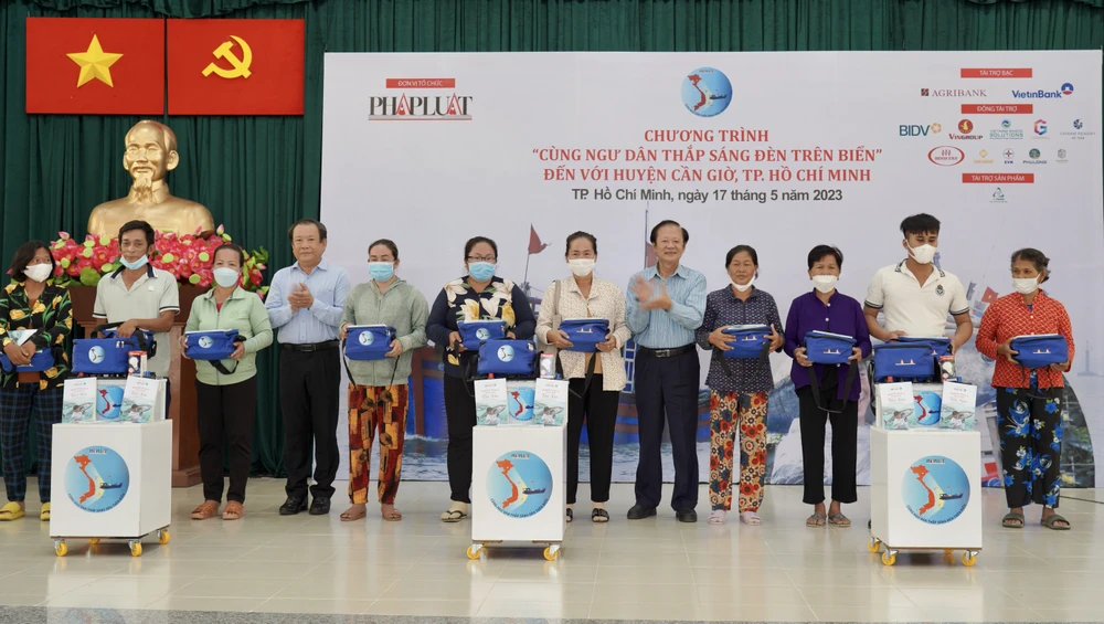 Chương trình 'Cùng ngư dân thắp sáng đèn trên biển' trao quà cho bà con huyện Cần Giờ ảnh 21