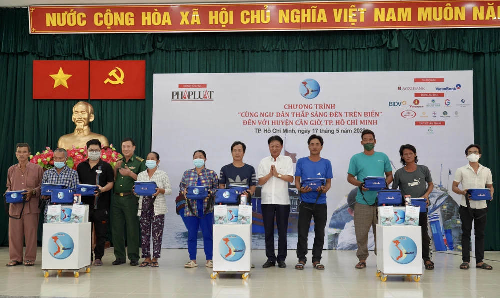 Chương trình 'Cùng ngư dân thắp sáng đèn trên biển' trao quà cho bà con huyện Cần Giờ ảnh 25