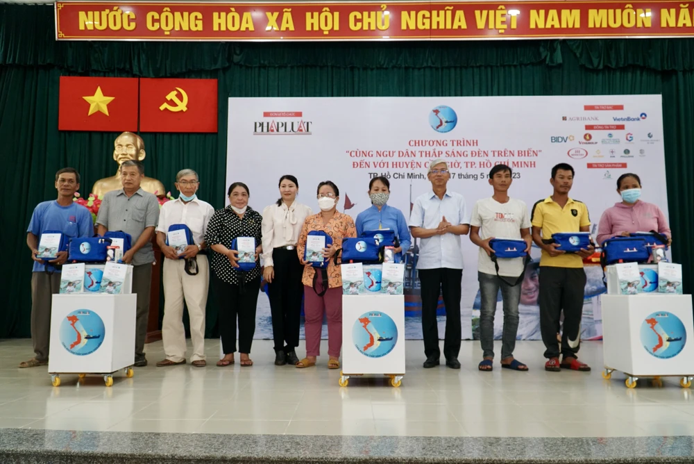 Chương trình 'Cùng ngư dân thắp sáng đèn trên biển' trao quà cho bà con huyện Cần Giờ ảnh 18