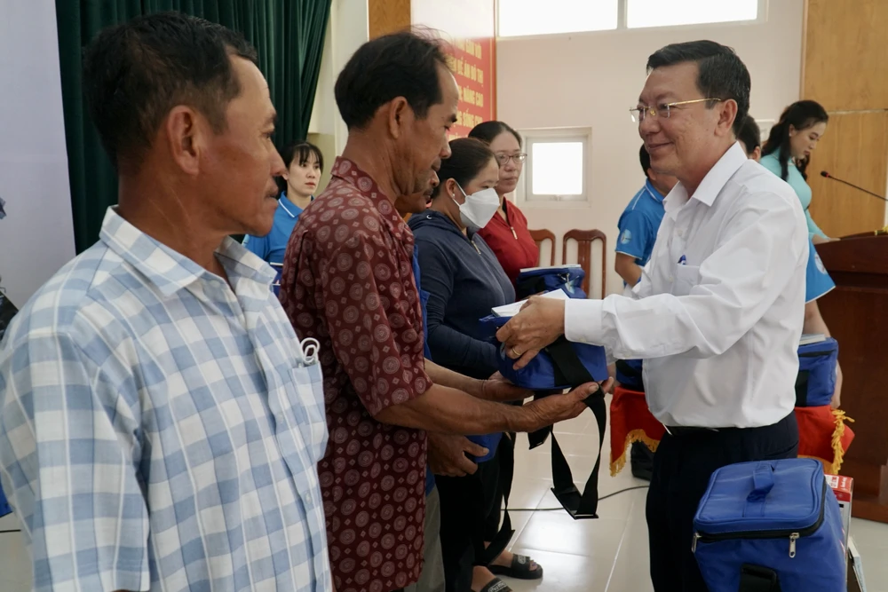 Chương trình 'Cùng ngư dân thắp sáng đèn trên biển' trao quà cho bà con huyện Cần Giờ ảnh 22