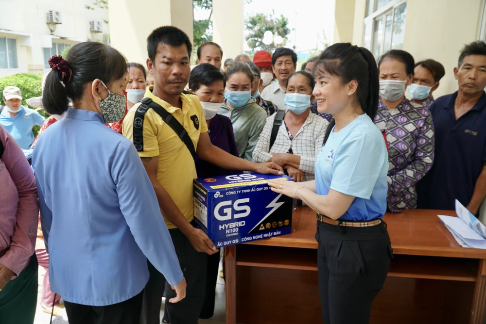 Chương trình 'Cùng ngư dân thắp sáng đèn trên biển' trao quà cho bà con huyện Cần Giờ ảnh 27