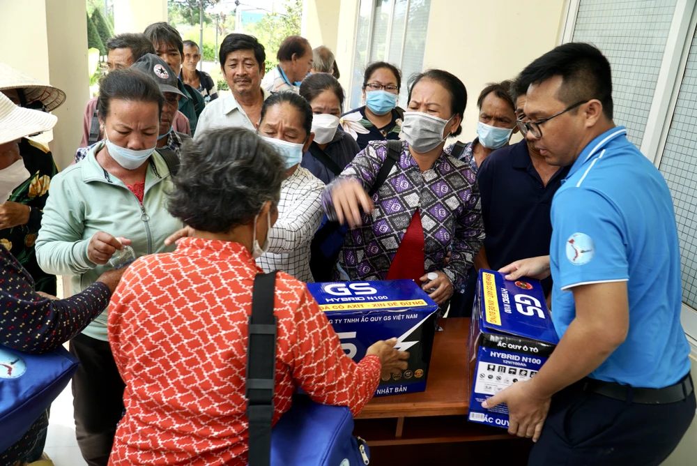 Chương trình 'Cùng ngư dân thắp sáng đèn trên biển' trao quà cho bà con huyện Cần Giờ ảnh 29