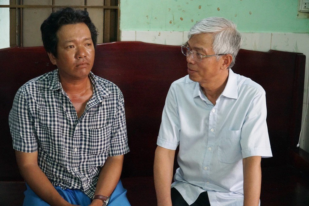 Phó Chủ tịch UBND TP.HCM Võ Văn Hoan chia sẻ với ông Nguyễn Thành Được, ngư dân thị trấn Cần Thạnh.