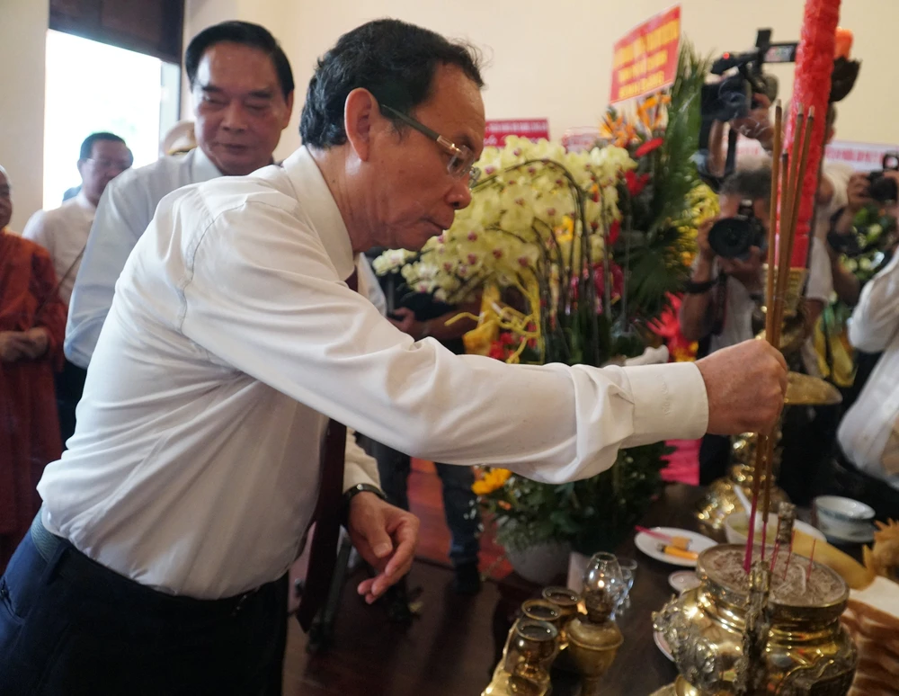 Bí thư Thành ủy TP.HCM Nguyễn Văn Nên dâng hương tưởng niệm Chủ tịch Hồ Chí Minh. Ảnh: BẢO PHƯƠNG