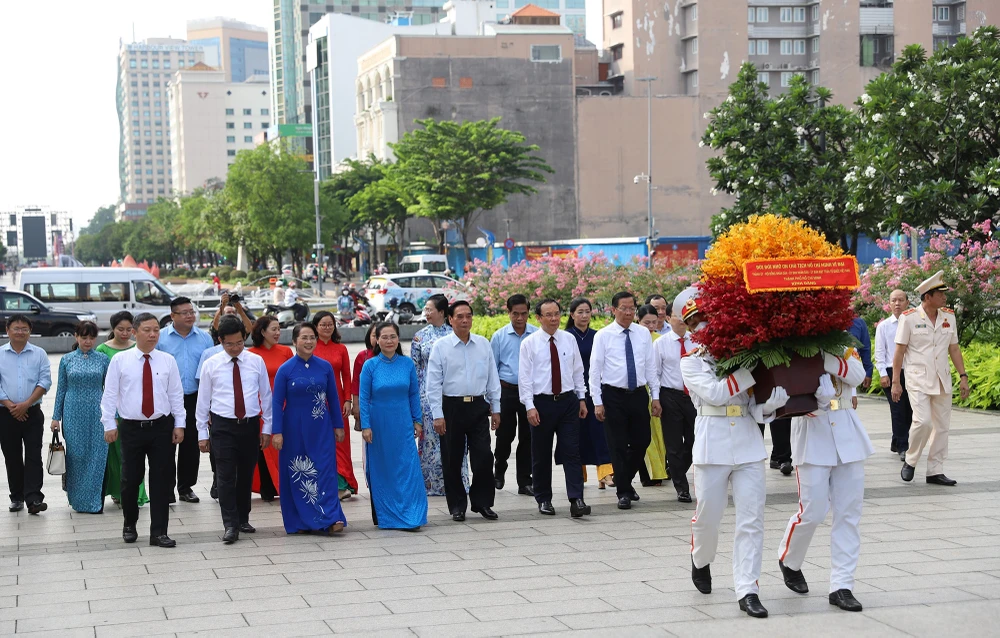 Đoàn đại biểu dâng hoa tại Tượng đài Chủ tịch Hồ Chí Minh. Ảnh: BẢO PHƯƠNG
