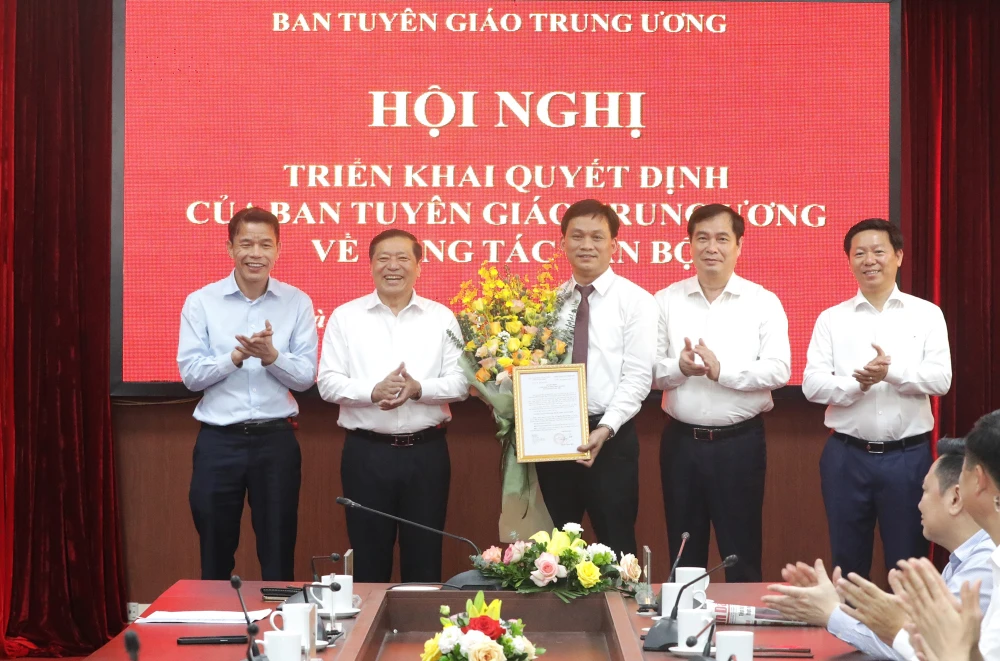 Các lãnh đạo Ban Tuyên giáo Trung ương tặng hoa chúc mừng ông Nguyễn Phú Trường. Ảnh: Dangcongsan Các lãnh đạo Ban Tuyên giáo Trung ương tặng hoa chúc mừng ông Nguyễn Phú Trường. Ảnh: Dangcongsan