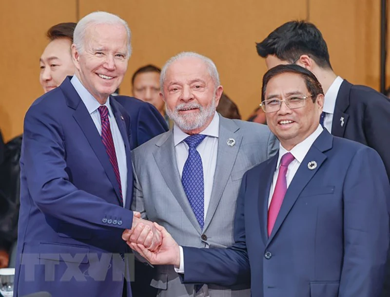Thủ tướng Phạm Minh Chính cùng Tổng thống Mỹ Joe Biden và Tổng thống Brazil Luiz Inácio Lula da Silva tại phiên thảo luận. Ảnh: TTXVN