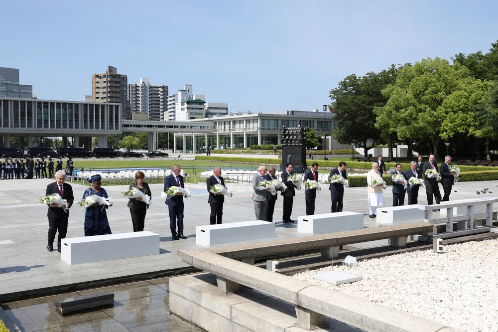 Các nhà lãnh đạo tưởng niệm các nạn nhân vụ ném bom nguyên tử ở Hiroshima. Ảnh: VGP