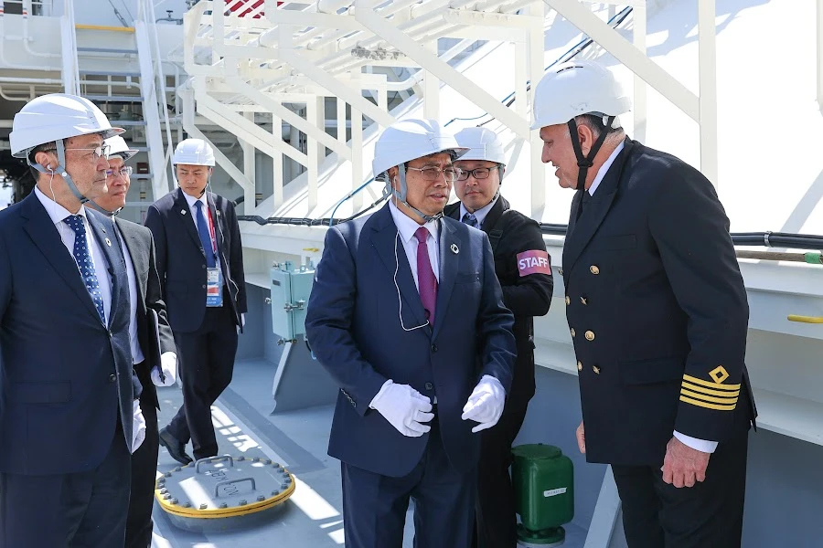 Thủ tướng Phạm Minh Chính tham quan con tàu vận chuyển hydro lỏng đầu tiên trên thế giới mang tên "Suiso Frontier". Ảnh: VGP