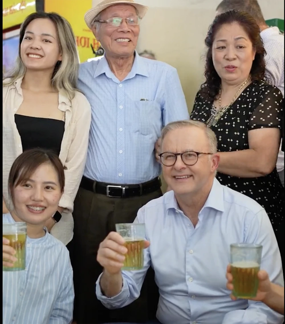 Thủ tướng Australia Anthony Albanese chụp hình với thực khách tại quán. Ảnh: Cắt từ clip