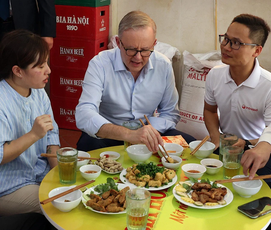 Thủ tướng Australia Anthony Albanese thưởng thức các món nhậu Việt Nam. Ảnh: Fanpage Thông tin Chính phủ