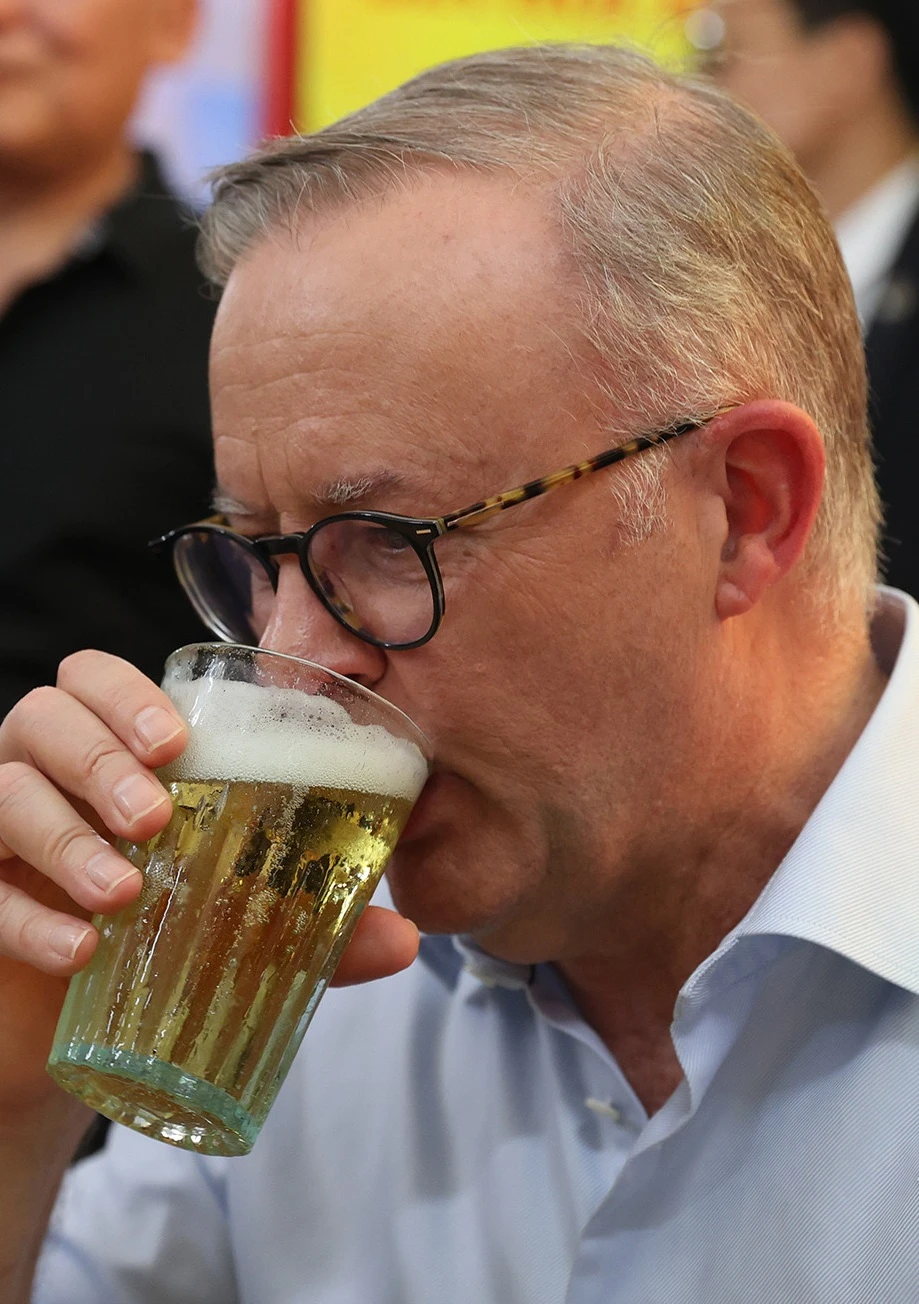 Thủ tướng Úc thưởng thức bia hơi và bánh mì Việt Nam ảnh 1