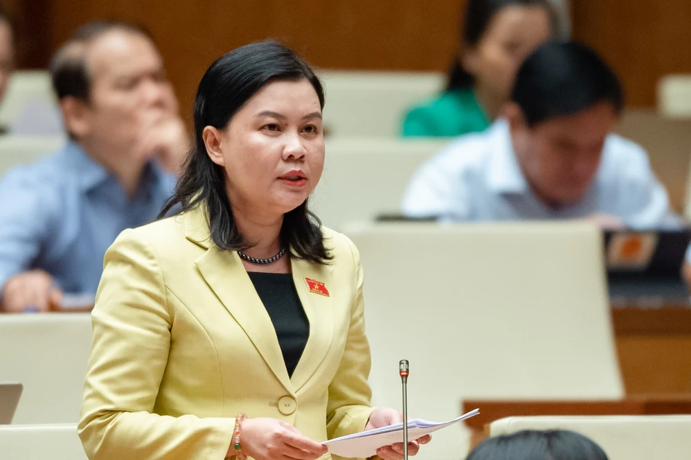 ĐB Nguyễn Phương Thủy (Đoàn ĐBQH TP Hà Nội) nói về các cơ chế đặc thù phát triển TP.HCM. Ảnh: PHẠM THẮNG