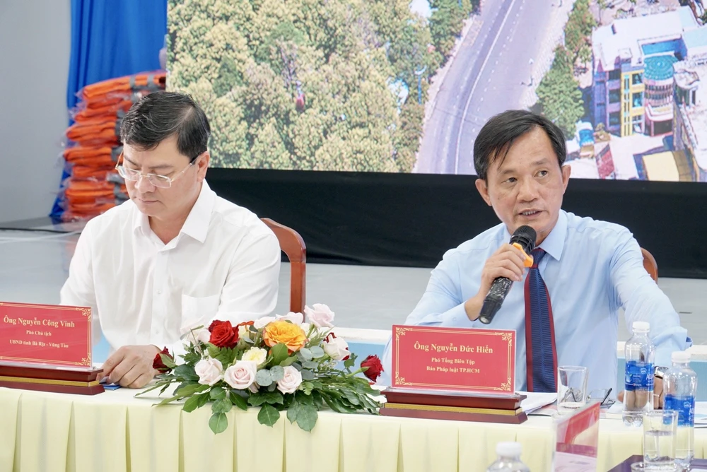 Phó Tổng biên tập báo Pháp Luật TP.HCM Nguyễn Đức Hiển, phát biểu chủ trì tọa đàm. Phó Tổng biên tập báo Pháp Luật TP.HCM Nguyễn Đức Hiển, phát biểu chủ trì tọa đàm.