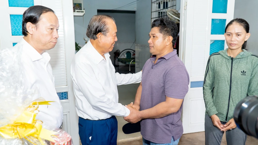 Đoàn công tác thăm, tặng quà gia đình ngư dân Nguyễn Văn Dận, ấp Phước Thái, xã Phước Tỉnh, huyện Long Điền, tỉnh Bà Rịa – Vũng Tàu. Ảnh: MẠNH THẮNG Đoàn công tác thăm, tặng quà gia đình ngư dân Nguyễn Văn Dận, ấp Phước Thái, xã Phước Tỉnh, huyện Long Điền, tỉnh Bà Rịa – Vũng Tàu. Ảnh: MẠNH THẮNG