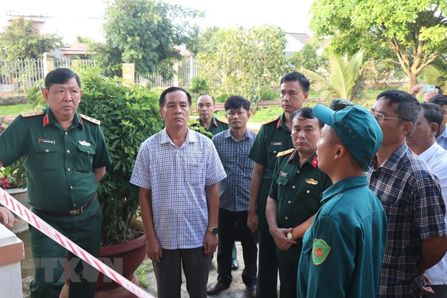 Thượng tướng Huỳnh Chiến Thắng kiểm tra hiện trường ở trụ sở xã Ea Tiêu.