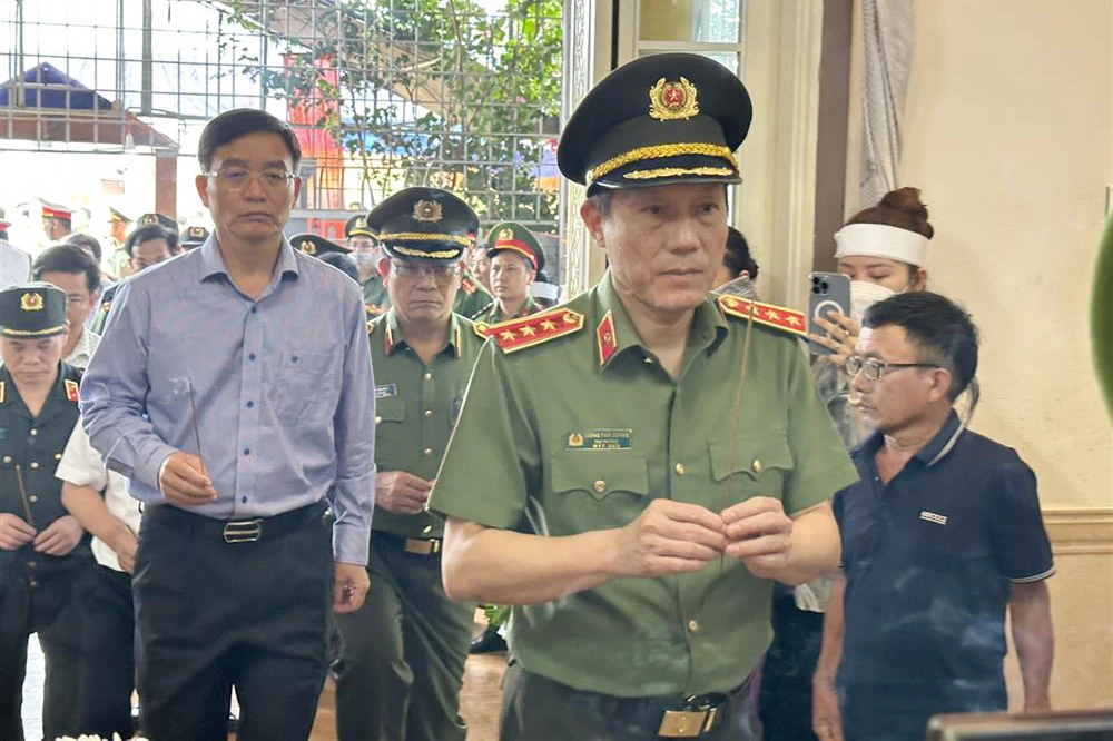 Thứ trưởng Bộ Công an Lương Tam Quang đã đến thăm hỏi, chia buồn và động viên gia đình các nạn nhân tử vong, bị thương trong vụ tấn công bằng súng tại trụ sở xã Ea Tiêu và xã Ea Ktur, huyện Cư Kuin. Ảnh: BCA