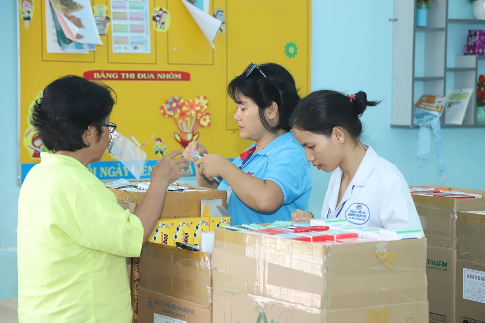 Tối cùng ngày, chương trình sẽ phối hợp với UBND tỉnh Ninh Thuận tổ chức trao tặng 200 bộ quà tặng (gồm: Bình ắcquy + đèn LED + áo phao + túi thuốc với những loại thuốc cần thiết, cùng cuốn cẩm nang “Những điều cần biết về đánh bắt hải sản” do báo Pháp Luật TP.HCM chủ biên) cho ngư dân địa phương. Trong ảnh: Các bác sĩ phát thuốc cho người dân sau khi khám bệnh xong.