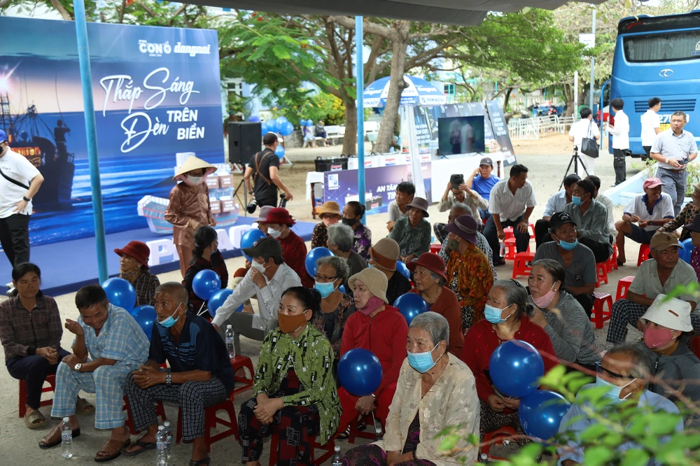 Trong hai ngày 13 và 14-6, chương trình “Cùng ngư dân thắp sáng đèn trên biển”, do báo Pháp Luật TP.HCM tổ chức chính thức đến với bà con ngư dân tỉnh Ninh Thuận với nhiều hoạt động ý nghĩa.
