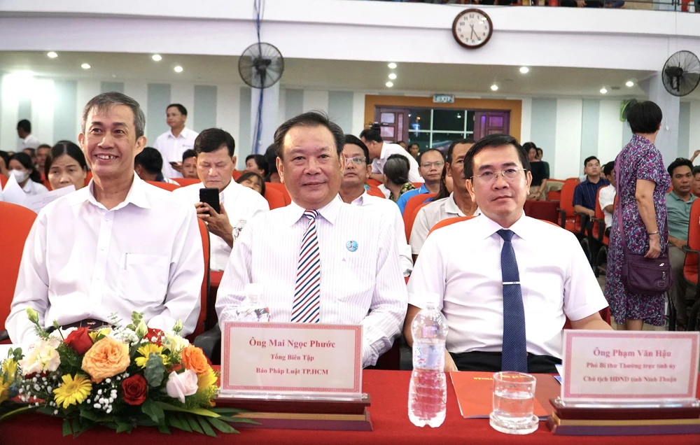 Các đại biểu đến tham dự chương trình.