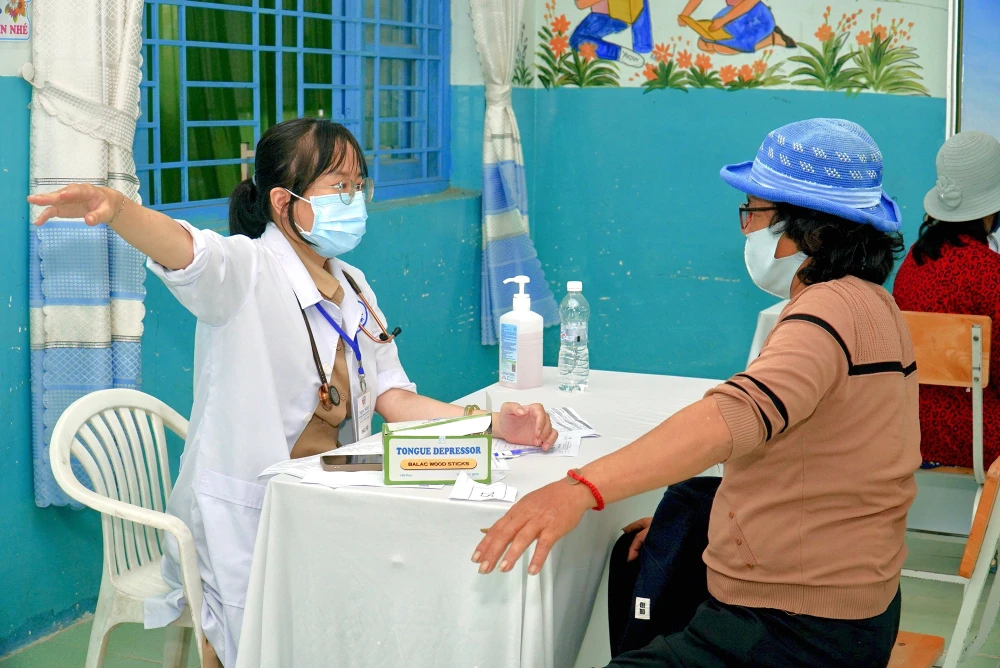 Bà Nguyễn Thị Bế được bác sĩ khám, siêu âm và chẩn đoán có nguy cơ mắc bệnh tim mạch. Ảnh: BẢO PHƯƠNG Bà Nguyễn Thị Bế được bác sĩ khám, siêu âm và chẩn đoán có nguy cơ mắc bệnh tim mạch. Ảnh: BẢO PHƯƠNG