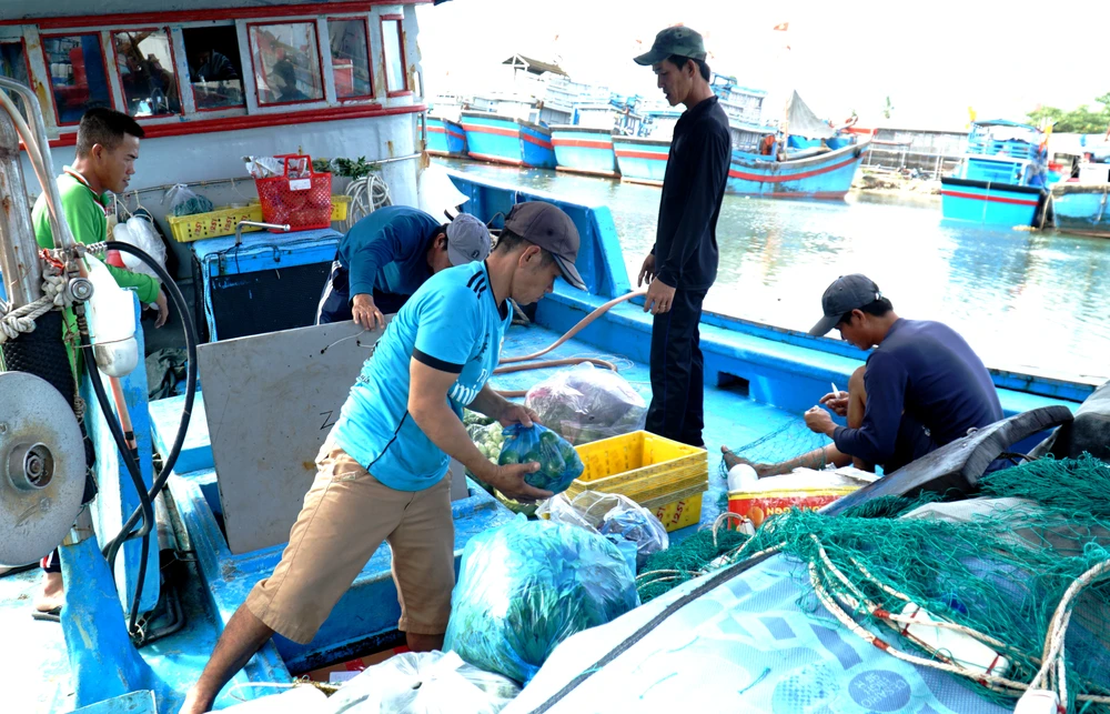 Ngư dân Ninh Thuận chuẩn bị vươn khơi bám biển. Ảnh: HUỲNH HẢI