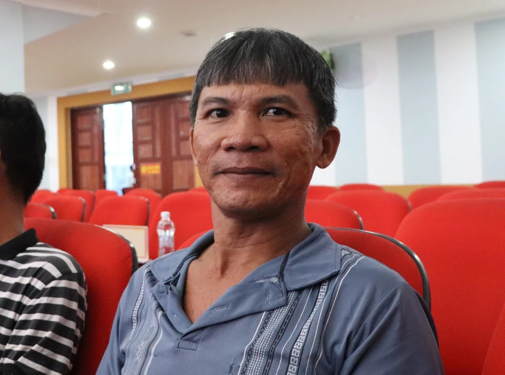 Ông Nguyễn Xoan chia sẻ bình ắcquy, thuốc và áo phao là những vật dụng rất cần thiết đối với ngư dân trong những chuyến đi biển. Ảnh: VĂN HÀ