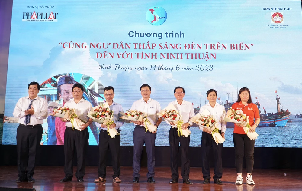 Ban tổ chức tặng hoa cám ơn các nhà tài trợ đã đồng hành cùng chương trình.