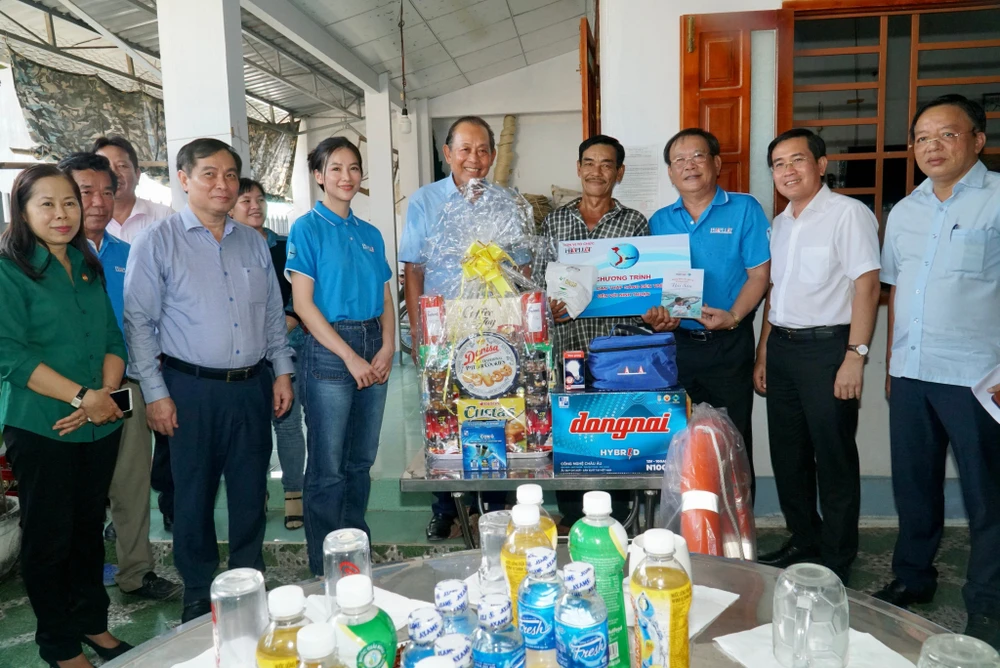 Nguyên Phó Thủ tướng Thường trực Trương Hoà Bình (giữa); ông Phan Xuân Thủy, Phó Trưởng Ban Tuyên giáo Trung ương (thứ 2 từ trái qua), Tổng biên tập báo Pháp Luật TP.HCM Mai Ngọc Phước (thứ 3 từ trải qua), cùng đoàn đến thăm, tặng quà gia đình ngư dân Nguyễn Văn Ngộ. Ảnh: BẢO PHƯƠNG