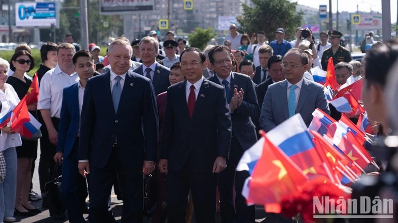 Ông Nguyễn Văn Nên, Ủy viên Bộ Chính trị, Bí thư Thành ủy TP.HCM dự lễ khánh thành bức tượng. Ảnh: Báo Nhân dân