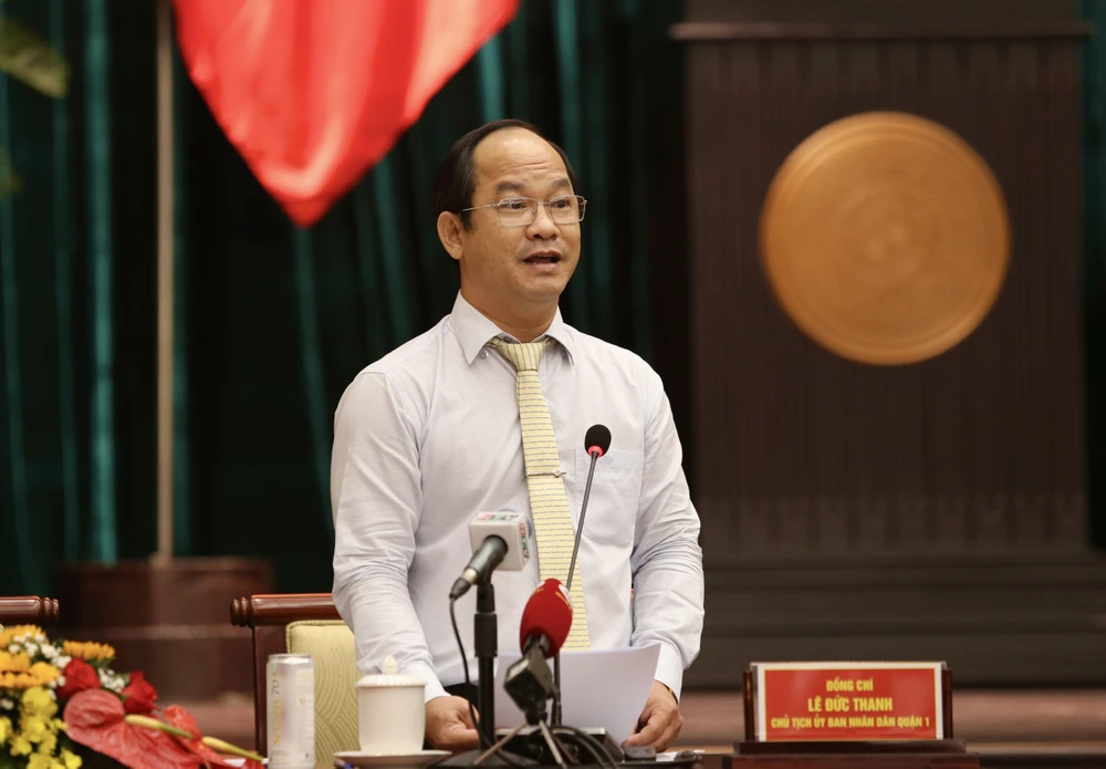 Chủ tịch UBND quận 1 Lê Đức Thanh trả lời chất vấn. Ảnh: HOÀNG GIANG Chủ tịch UBND quận 1 Lê Đức Thanh trả lời chất vấn. Ảnh: HOÀNG GIANG