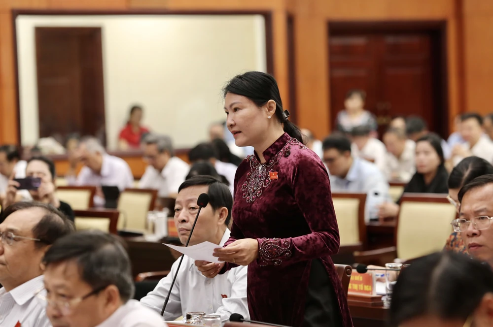 ĐB Đoàn Thị Ngọc Cẩm nêu ý kiến về cầu Cần Giờ. Ảnh: HOÀNG GIANG